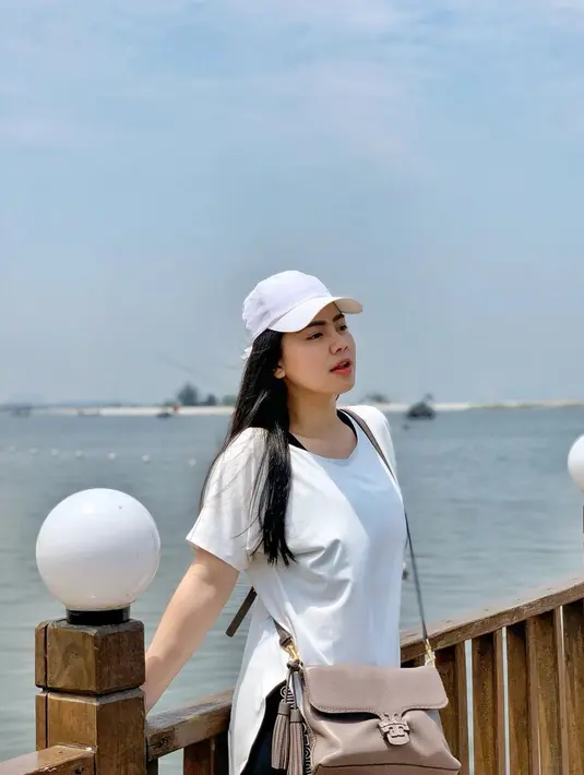Ketika berlibur ke pantai, penampilan artis cantik ini tampak begitu santai. Felicya Angelista terlihat mengenakan kaus putih yang dipadukan dengan topi senada. Gayanya saat liburan itu terkesan simpel dan tetap stylish.(Liputan6.com/IG/@felicyangelista_)