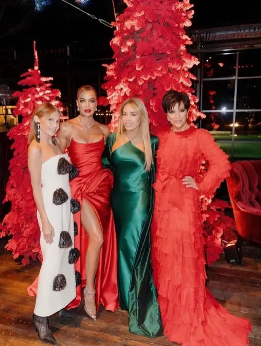 Sementara sang ibu, Kris Jenner tampil cantik dengan gaun panjang dengan aksen ruffle berwarna merah. @krisjenner.