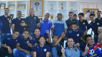 Pemain dan pelatih Arema Cronus bersama Wali Kota Malang, M. Anton di kantor Pemkot Malang, Kamis (11/8/2016). (Bola.com/Iwan Setiawan)