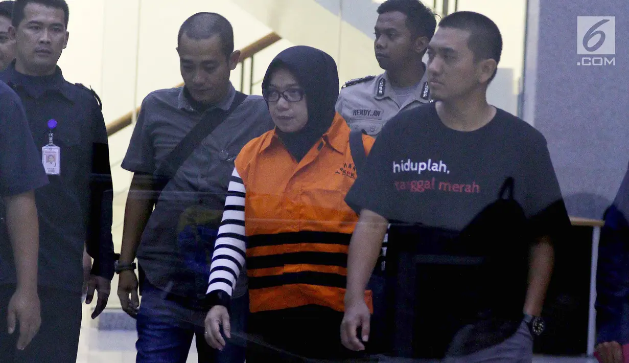 Tersangka anggota Komisi VII DPR RI Eni Maulani Saragih usai menjalani pemeriksaan dan menuju mobil tahanan di Gedung KPK Jakarta, Sabtu (14/7). KPK juga menahan tersangka Johannes Budisutrisno Kotjo. (Liputan6.com/Johan Tallo)