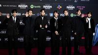 ENHYPEN berpose di red carpet 2022 MAMA Award yang digelar di Osaka, Jepang (30/11/2022). (AFP/ Yuichi Yamazaki)