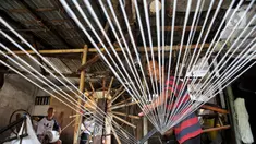Pekerja memintal benang di sebuah industri rumahan yang ada di kawasan Kebayoran Lama, Jakarta, Minggu (11/5/2025). (Liputan6.com/Angga Yuniar)
