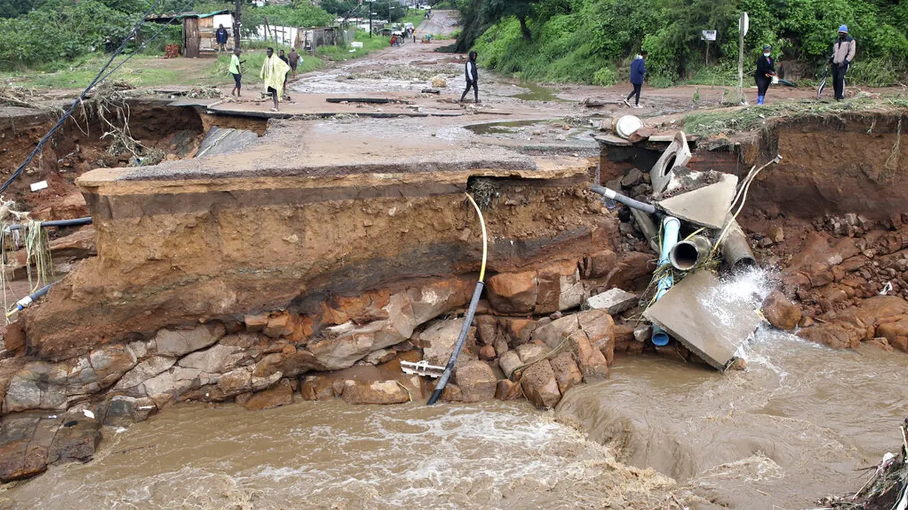 FOTO: Puluhan Orang Tewas Akibat Banjir di Afrika Selatan