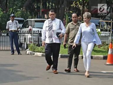 Aktris Nikita Mirzani bersama kuasa hukum tiba di Ditreskrimsus Polda Metro Jaya, Jakarta, Jumat (20/10). Nikita jalani pemeriksaan sebagai saksi korban terkait kasus cuitan di twiter soal panglima TNI dan kasus Sam Aliano. (Liputan6.com/Herman Zakharia)