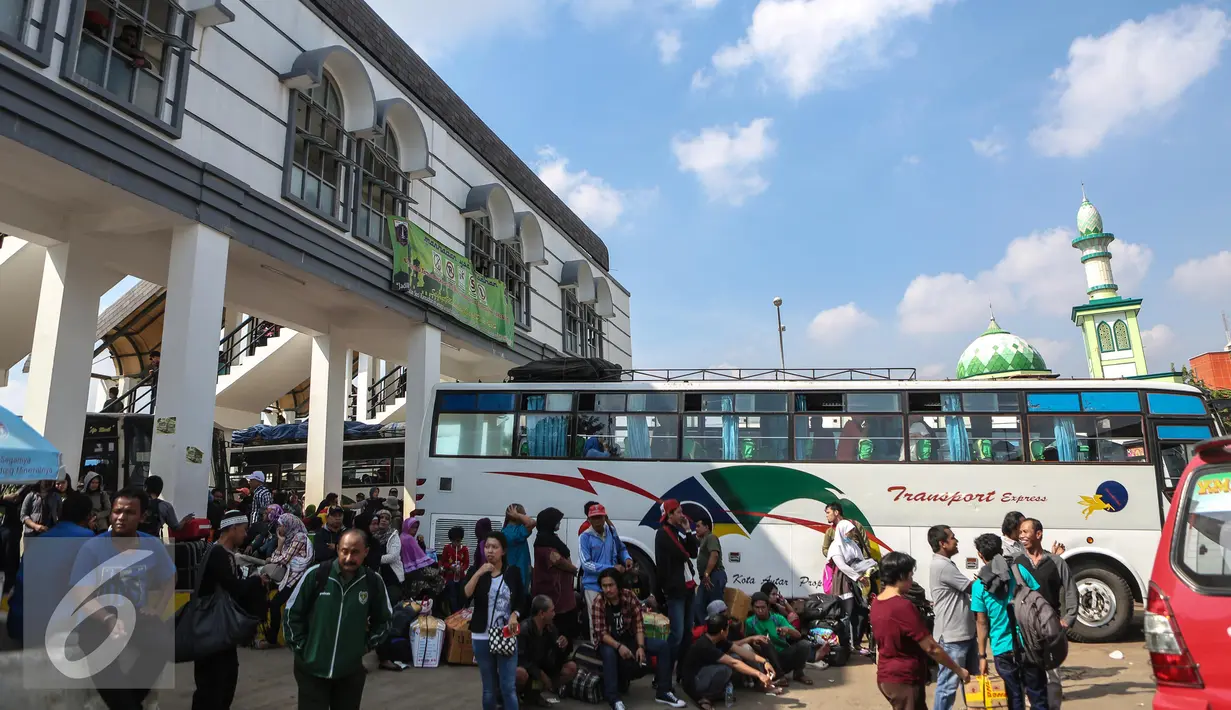 Calon pemudik saat menunggu di samping bus antar provinsi di Terminal Rawamangun, Jakarta, Rabu (15/7/2015). Para pemudik ini berangkat ke berbagai kota di Jawa Tengah, Jawa Timur, hingga Sumatera. (Liputan6.com/Faizal Fanani)