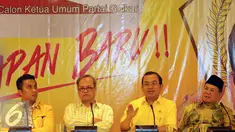 Priyo Budi Santoso (ketiga kiri) memberikan keterangan saat deklarasi pencalonan menjadi Calon Ketua Umum Partai Golkar di Jakarta, Kamis (14/4/2016). Pemilihan dilaksanakan pada Munaslub Partai Golkar, Mei mendatang. (Liputan6.com/Helmi Fithriansyah)