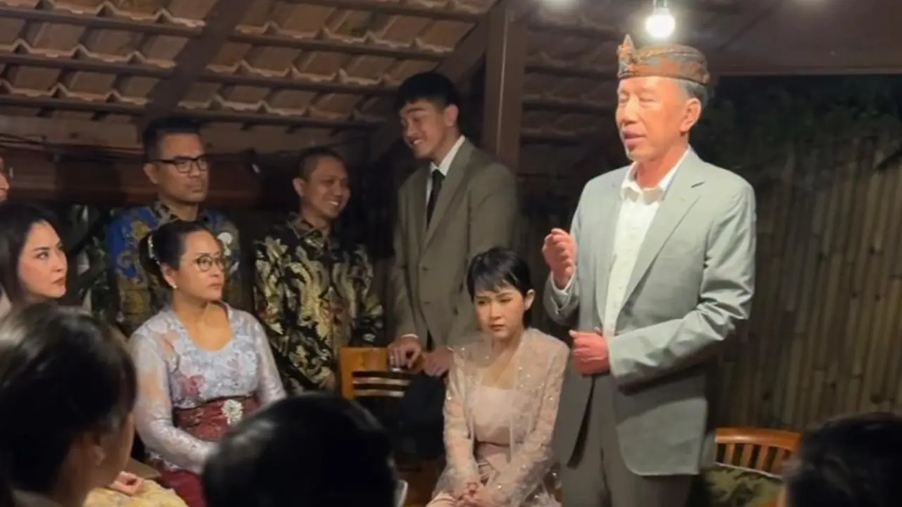 Presiden ke-7 RI Joko Widodo atau Jokowi menemui kader Partai Solidaritas Indonesia (PSI) di Waroeng Kopi Klotok Seminyak, Bali.