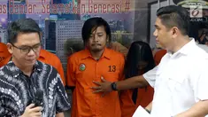 Vokalis grup band Zivilia, Zulkifli alias Zul (tengah) diperlihatkan petugas Ditresnarkoba Polda Metro Jaya, Jakarta, Jumat (8/3). Zul ditangkap terkait penyalahgunaan narkotika di kawasan Jakarta Utara, Kamis (28/2). (Liputan6.com/Helmi Fithriansyah)