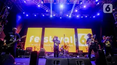 Penampilan Band Tipe X saat hibur penggemar dalam acara "Festival6" di Jakarta, Minggu (9/7/2023). (Liputan6.com/Faizal Fanani)
