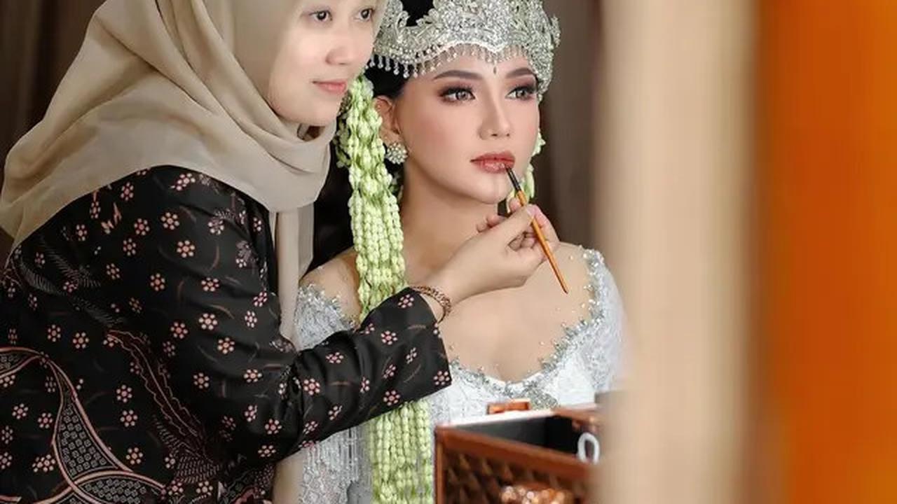 7 Potret Penyanyi Lala Widy Pakai Gaun Pengantin Adat Sunda, Tampil Anggun