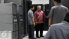 Ketua KPU Arief Budiman mengecek Bank Data Komisi Pemilihan Umum di Jakarta, Senin (15/5). Hebohnya Serangan Ransomware WannaCry yang menyerang data membuat Ketua KPU mengecek kembai data - data yang ada di KPU. (Liputan6.com/Johan Tallo)