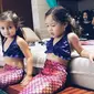 Kiyomi bersama temannya memakai baju mermaid yang menjadi tren (Foto: Instagram Jennifer Bachdim)