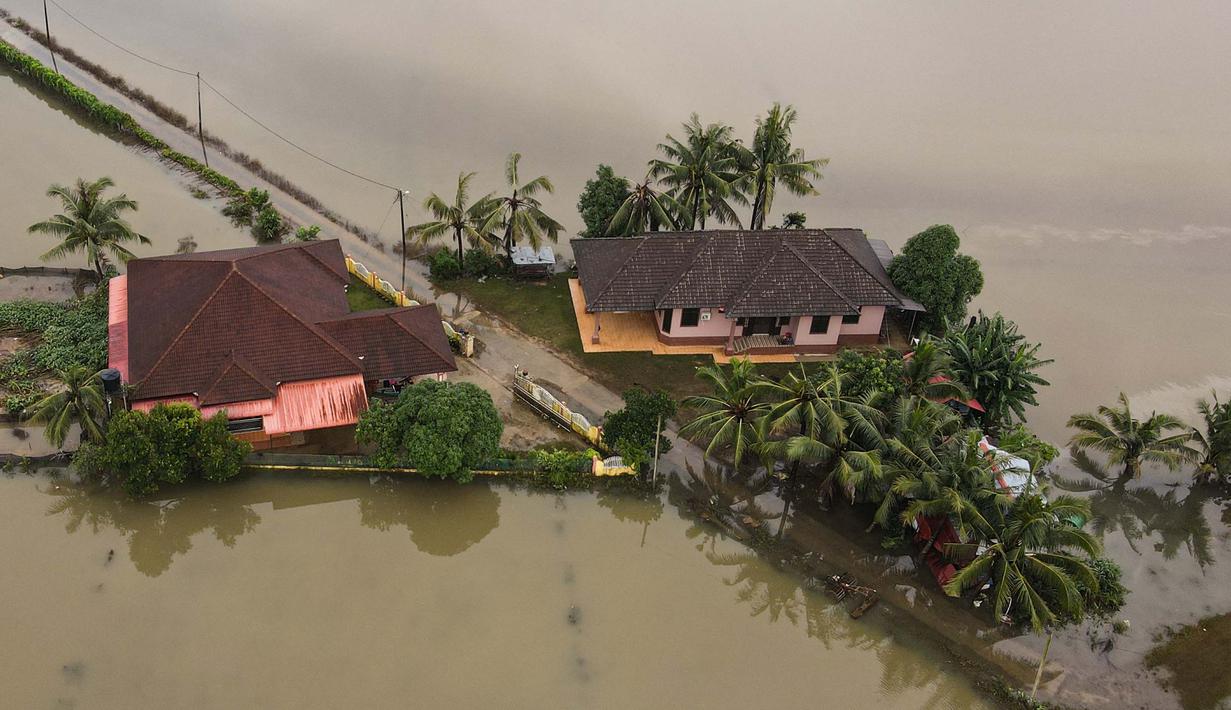 Foto udara menunjukkan dua rumah yang dikelilingi oleh banjir setelah hujan lebat di Kota Bharu, negara bagian Kelantan, Malaysia pada tanggal 1 Desember 2024. (MOHD RASFAN/AFP)