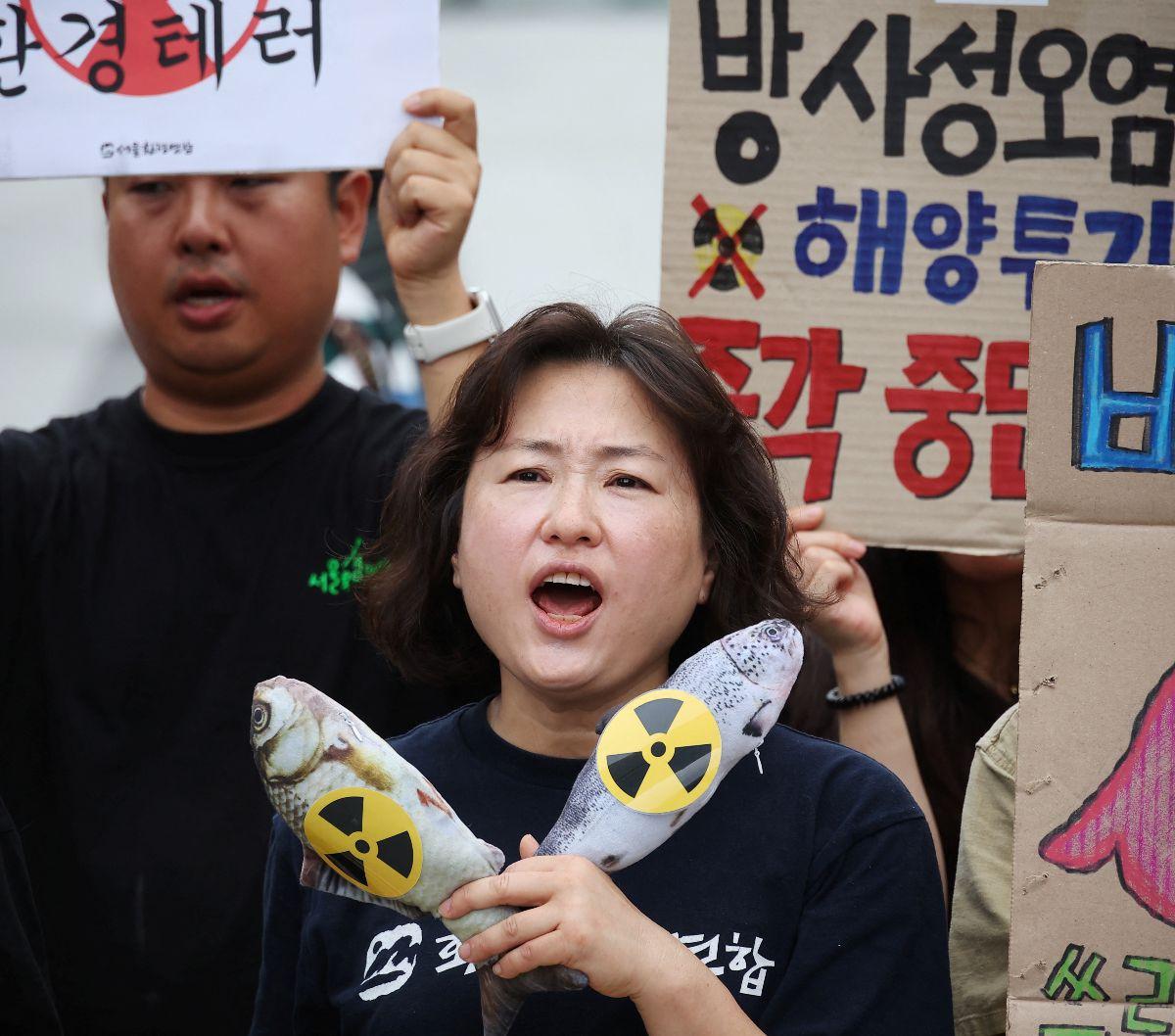 Selain itu rencana Jepang membuang limbah air radioaktif olahan dari pembangkit listrik tenaga nuklir Fukushima ke laut juga mendapatkan reaksi protes dari warga Korea Selatan yang melakukan aksi di Majelis Nasional di Seoul, Korea Selatan, pada Kamis 24 