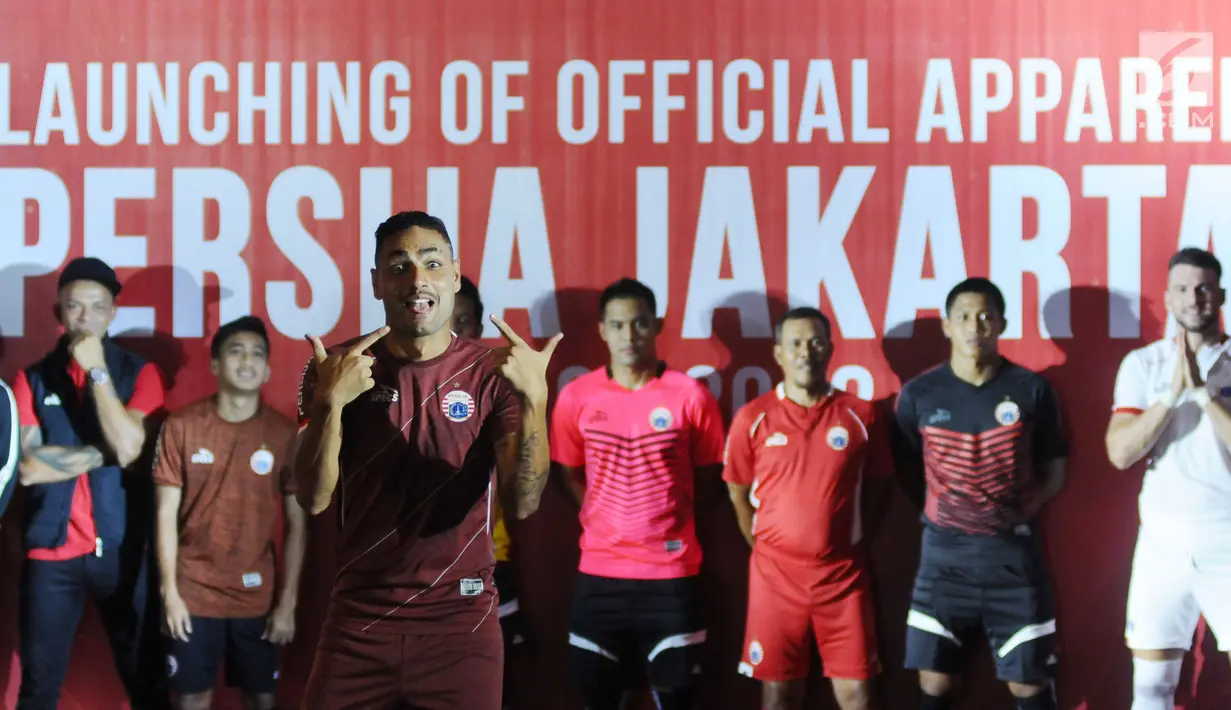 Pemain asing Persija asal Brasil, Jaimerson Da Silva Xavier memeragakan salah satu apparel saat peluncuran di Jakarta, Jumat (2/2). Secara resmi, Persija memperkenalkan tiga model kaus yang akan digunakan pada musim 2018. (Liputan6.com/Helmi Fithriansyah)