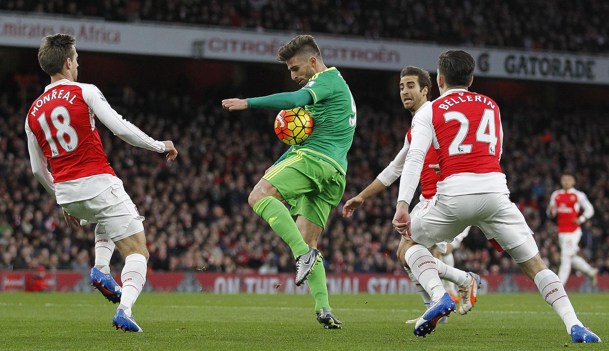 Pemain Sunderland, Fabio Borini (tengah) berebut bola dengan para pemain Arsenal pada lanjutan Liga  Premier Inggris di Stadion Emirates, London, Sabtu (5/12/2015). (AFP Photo/Ikimages) 