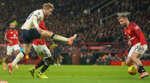 Pemain West Ham, Jarrod Bowen (kiri) melepaskan tendangan ke arah gawang Manchester United pada lanjutan Liga Inggris 2025/2026 di Stadion Old Trafford, Jumat (5/12/2025) malam WIB. (AP Photo/Ian Hodgson)