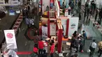 Pengunjung menyaksikan pameran Investor Summit 2015 di Bursa Efek Indonesia, Jakarta, Kamis (12/11/2015). Investor Summit diselengarakan sebagai upaya agar masyarakat Indonesia paham tentang pasar modal. (Liputan6.com/Angga Yuniar)
