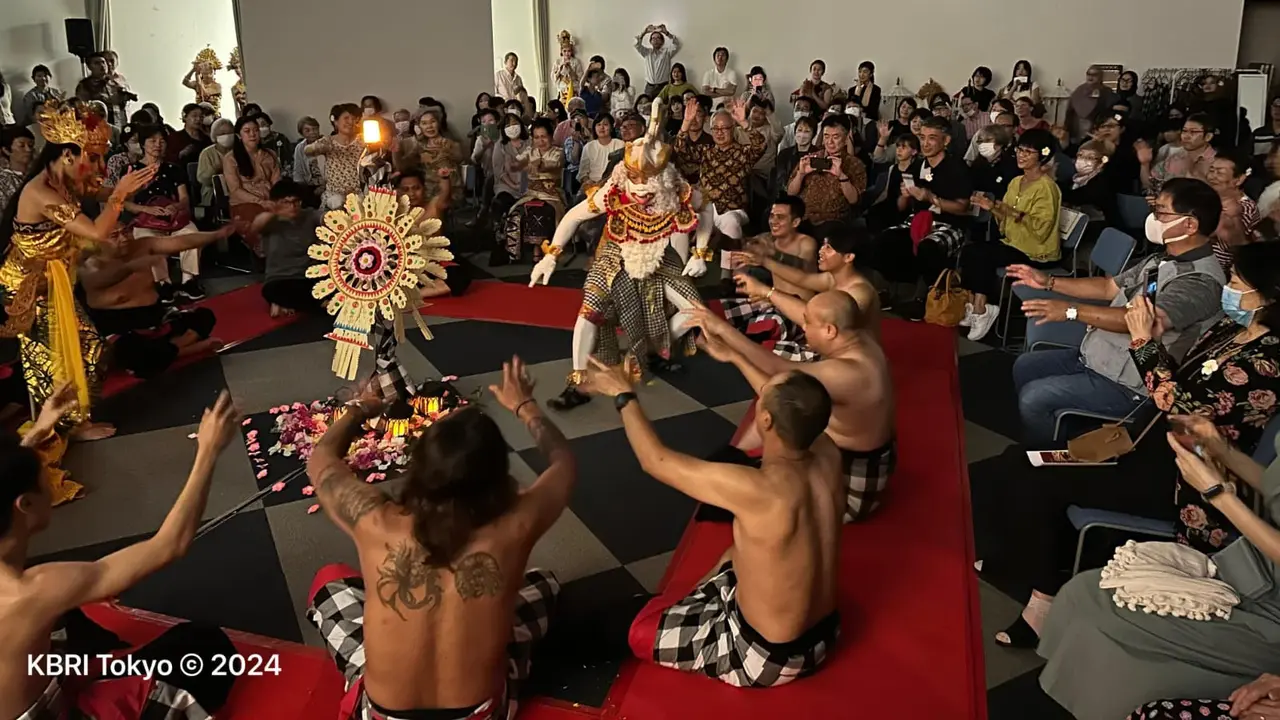 KBRI Tokyo menggelar acara belajar Tari Kecak Bali di Tokyo Fuji Art Museum (TFAM). (Dok. KBRI Tokyo)