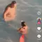 Keluarga Ini Kaget, Foto Lama Mereka Terpajang di Dinding Kamar Airbnb