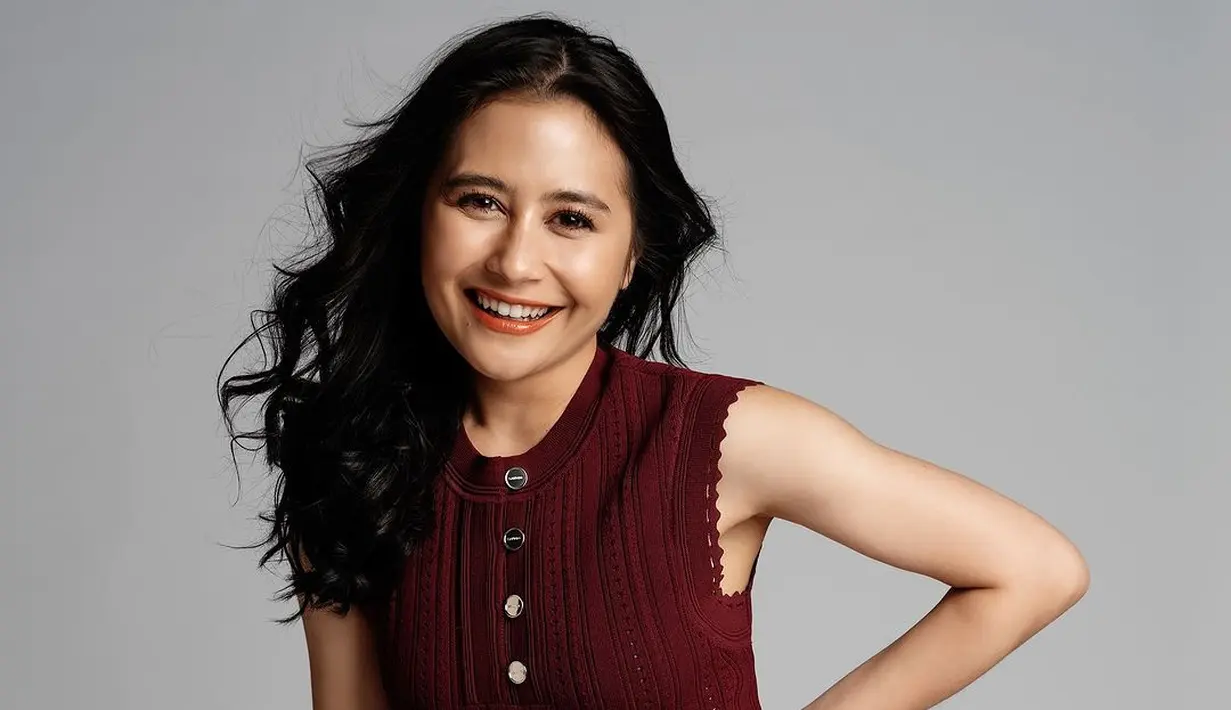 <p>Dalam foto terbarunya, Prilly Latuconsina kembali pamer perut six packs namun dengan lebih feminin [@prillylatuconsina96]</p>