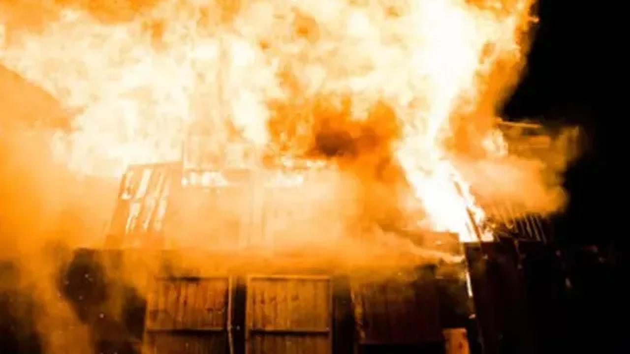 Kasie Penyelamatan Dinas Pemadam Kebakaran dan Penyelamatan (DPKP) Kota Depok Tesy Haryati mengatakan, kebakaran terjadi pada pukul 22.47 WIB. Tim pemadam tiba di lokasi pukul 23.02 WIB. Perlu waktu sekitar 1,5 jam untuk pemadaman.