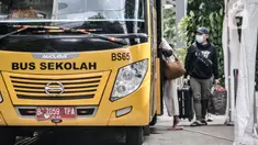Sejumlah pasien COVID-19 memasuki bus sekolah untuk dipindahkan ke Wisma Atlet di Puskesmas Kecamatan Duren Sawit, Jakarta, Senin (28/12/2020). Tim Gugus Tugas Penanganan COVID-19 Puskesmas Kecamatan Duren Sawit hari ini memindahkan 14 pasien COVID-19. (merdeka.com/Iqbal S. Nugroho)