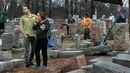 Sally Amon dan anaknya Max Amon saat melihat batu nisan neneknya yang dirusak usai mendapatkan serangan vandalisme di Chesed Shel Emeth Cemetery di University City, St Louis, Missouri, (21/2). (Robert Cohen /St. Louis Post-Dispatch via AP)