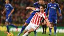 Pemain Stoke City, Philipp Wollscheid, berebut bola dengan pemain Chelsea, Eden Hazard, pada lanjutan Liga Premier Inggris di Stadion Britannia, Stoke, Minggu (8/11/2015) dini hari WIB.  (AFP Photo/Paul Ellis)