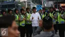 Massa Aksi 4 November 2016 melakukan foto bersama Polwan Cantik di depan Balai Kota, Jakarta, Jumat (4/11). Polwan cantik yang berjaga saat demo ini laris dan memukau para pendemo untuk berfoto bersama. (Liputan6.com/Johan Tallo)