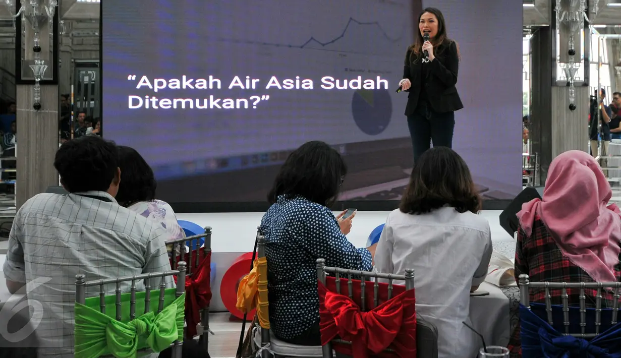Putri Silalahi saat membacakan 10 daftar Year in Search 2015 versi Google, Jakarta, Rabu (16/12/2015). Batu Akik, Kue Cubit dan Go-Jek menempati posisi teratas. (Liputan6.com/Yoppy Renato)