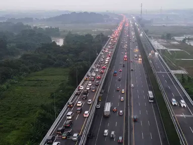 Foto udara kendaraan pemudik saat melintasi jalan tol Jakarta - Cikampek di kawasan Karawang, Jawa Barat, Kamis (20/4/2023). (Liputan6.com/Herman Zakharia)