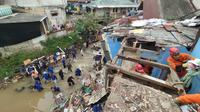 Sebuah rumah di Kelurahan Bondongan, Kecamatan Bogor Selatan, Kota Bogor terbawa longsor pada Kamis (17/4/2025) pagi. Dua orang terluka dalam peristiwa ini. (Foto: Istimewa)