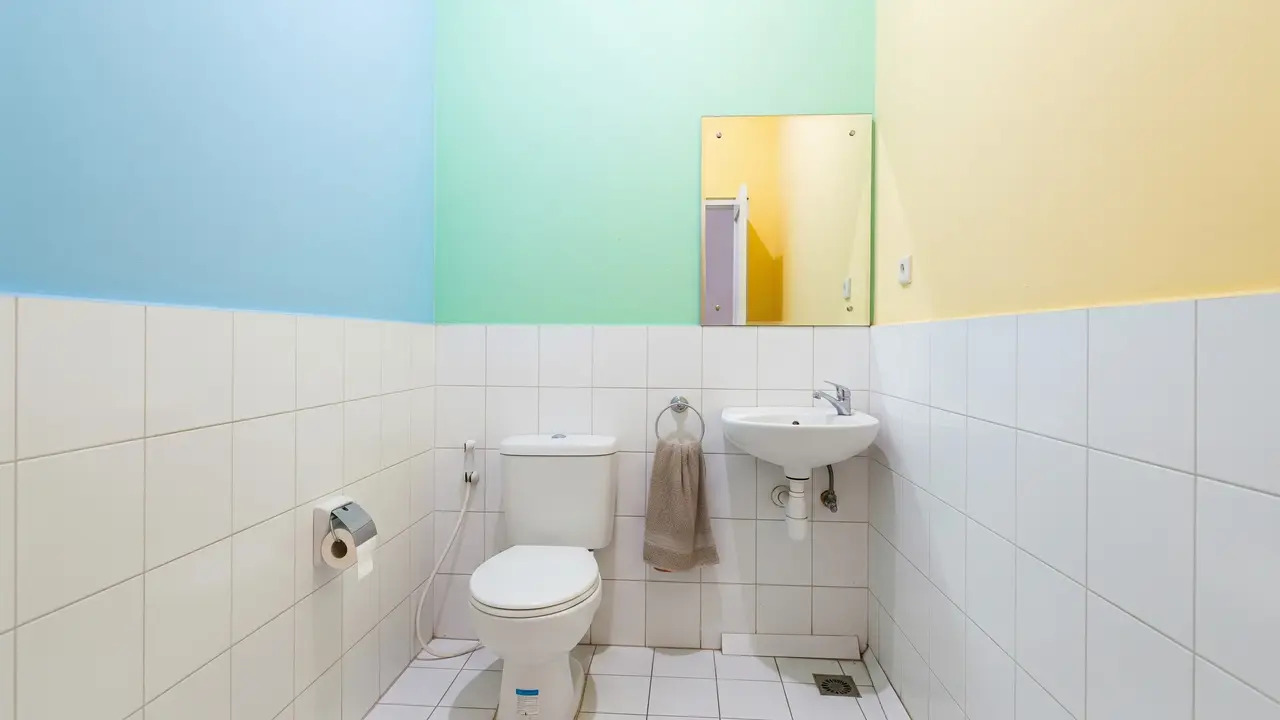 Desain Kamar Mandi Kecil Tanpa Jendela yang Tetap Terang