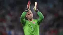 Kiper Denmark, Kasper Schmeichel memberikan tepuk tangan kepada para pendukung usai pertandingan melawan Inggris pada semifinal Euro 2020 di stadion Wembley di London, Kamis (8/7/2021). Inggris akan bertemu Italia di babak final. (Laurence Griffiths/Pool Photo via AP)