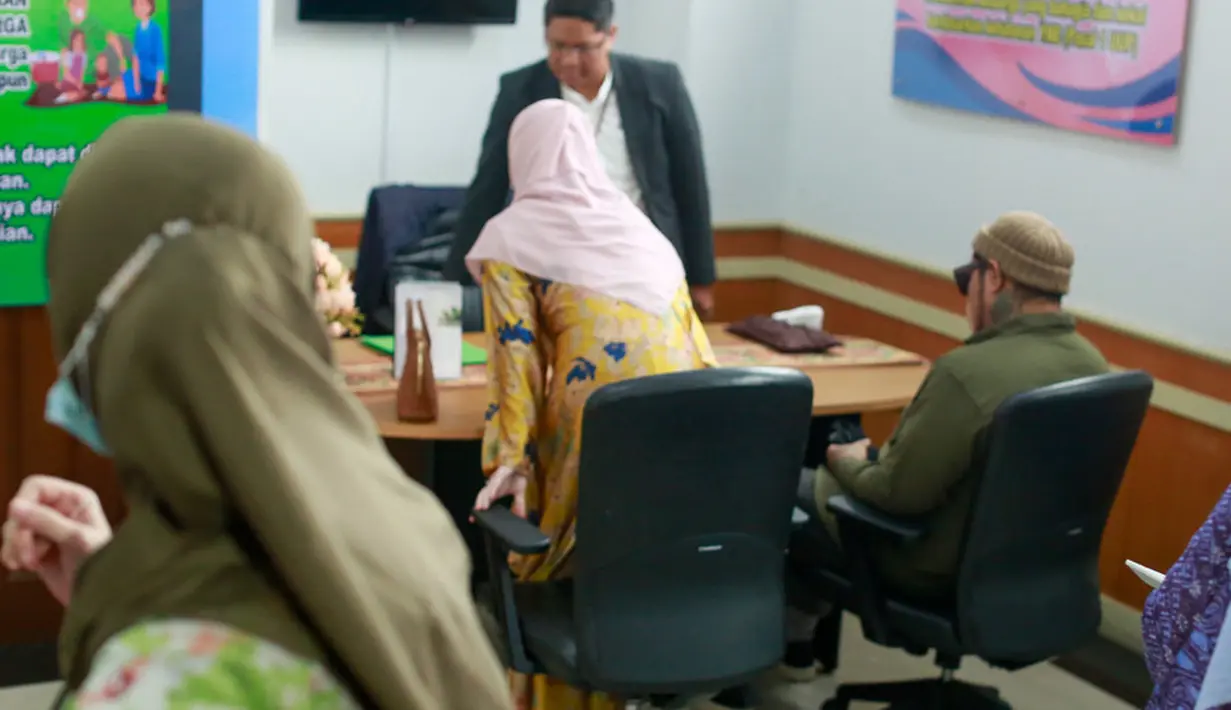 Setelah lama tak bertemu, akhirnya Inara dan Virgoun kembali bertemu. Potret pasangan yang telah memiliki tiga orang anak itu menjalani sidang mediasi. Saat Inara datang di ruang mediasi, Virgoun tampak sudah duduk  menghadap hakim. [Foto: Muhammad Akrom Sukarya/KapanLagi.com]
