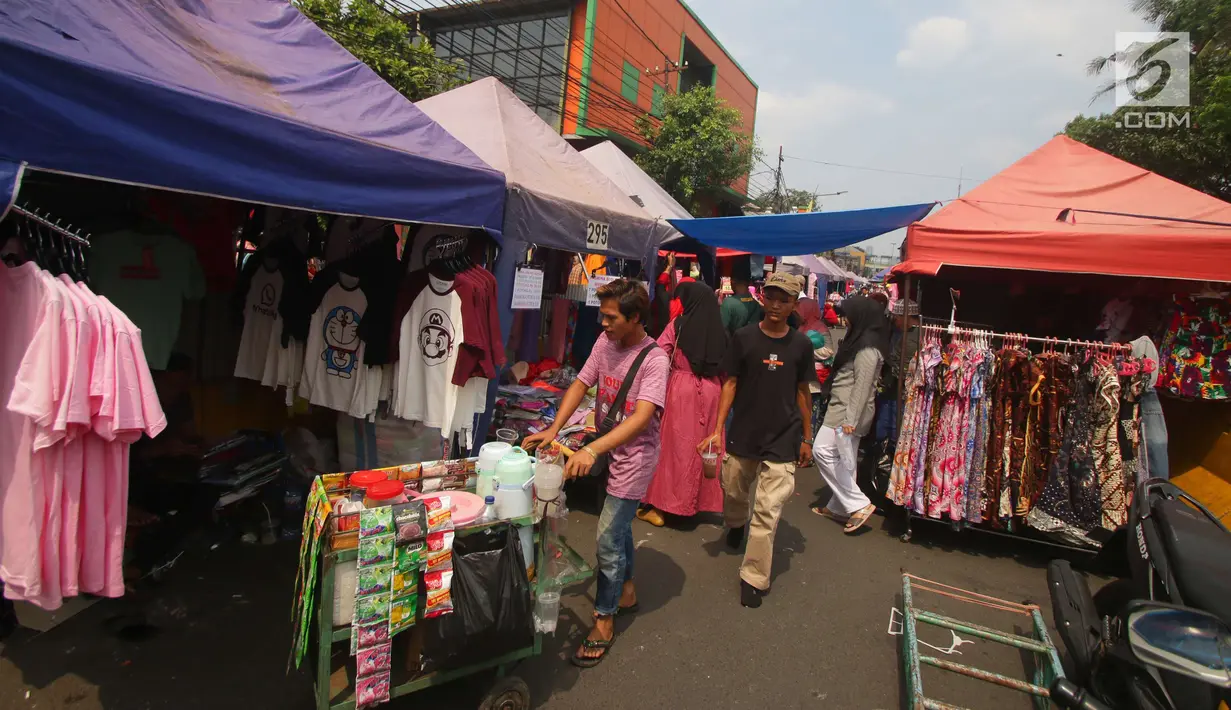 PKL berjualan di Jalan Jati Baru, Tanah Abang, Jakarta, Kamis (5/7). Ombudsman RI Perwakilan Jakarta Raya mengingatkan Pemprov DKI Jakarta, hanya PKL yang sudah divalidasi nantinya boleh berjualan di "skybridge" Tanah Abang. (Liputan6.com/Angga Yuniar)