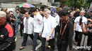 Siang hari ini, Senin (15/1) jenazah Hj. Siti Purwanti di makamkan di TPU Jeruk Purut, Jakarta. Luna tampak ikut mengantarkan saat jenazah akan di salatkan. [KapanLagi.com/Budy Santoso]