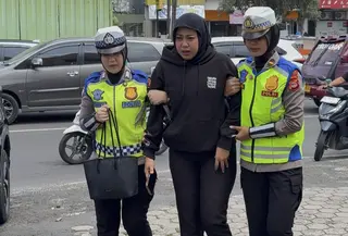 Polwan Satlantas Polresta Bandar Lampung saat sigap membantu mengevakuasi warga yang mengalami kecelakaan lalu lintas. Foto: (Liputan6.com/Ardi Munthe).