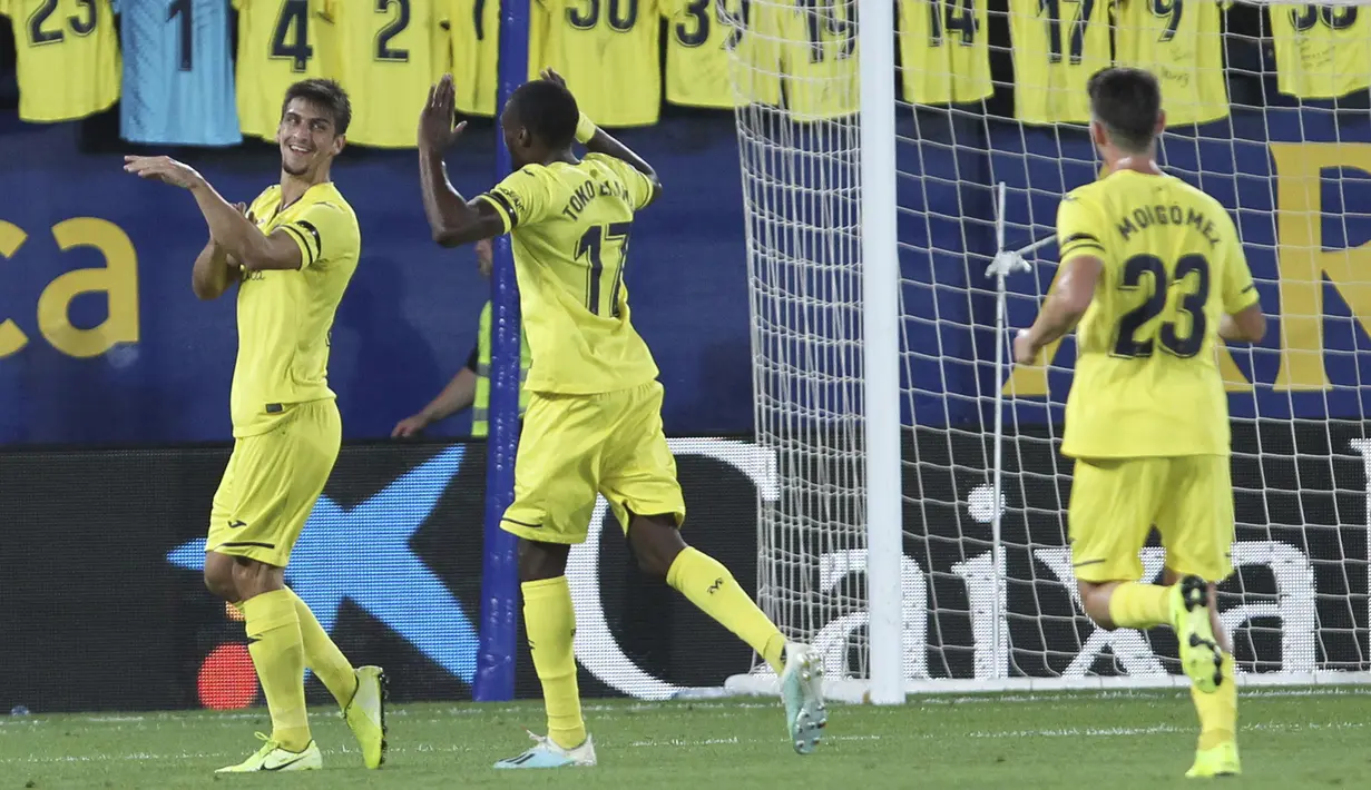 Penyerang Villareal, Gerard Moreno (kiri) berselebrasi usai mencetak gol ke gawang Real Madrid pada pertandingan La Liga Spanyol di stadion Ceramica (1/9/2019). Real Madrid bermain imbang 2-2 atas Villareal. (AP Photo/Alberto Saiz)