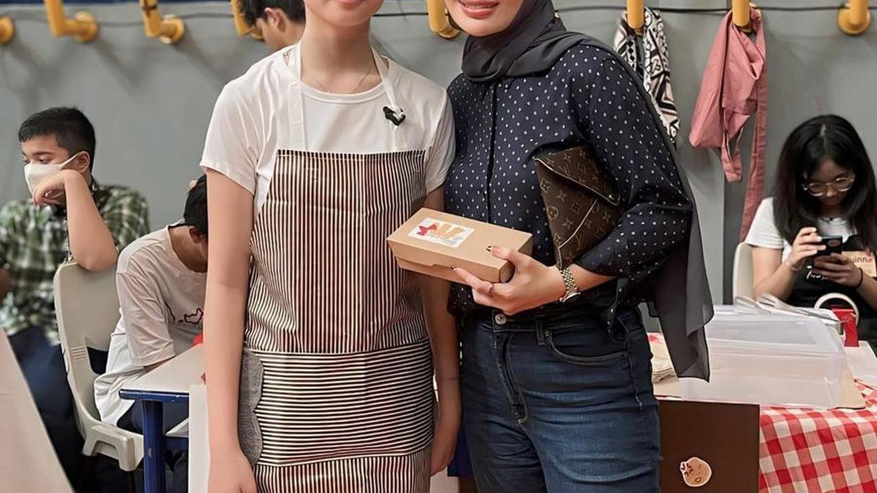 Imel hadir dalam acara tersebut dan memberikan dukungan penuh kepada putri tercintanya yang sedang bertugas bersama teman-temannya.<br>