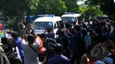 Iring-iringan 12 mobil ambulans yang membawa peti jenazah mulai memasuki Pulau Nusakambangan, Cilacap, Jateng,  Selasa, (28/4/2015). Mobil ambulans disiapkan terkait eksekusi terhadap sembilan terpidana mati kasus narkoba. (Liputan6.com/Yoppy Renato)
