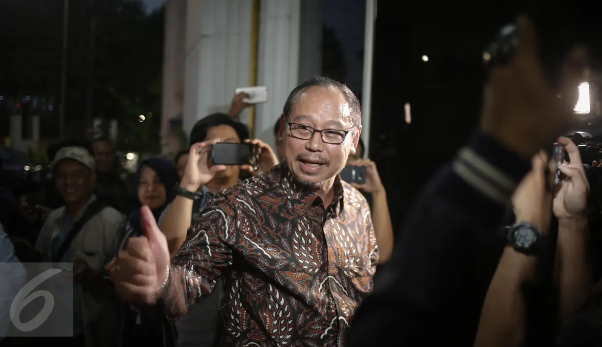 Djan Faridz meninggalkan lokasi usai memberikan keterangan pers terkait pemecatan Lulung di Kantor DPP PPP, Jakarta, Senin (13/3). Menurut Djan, Lulung sudah melanggar AD/ART soal keputusan DPP PPP yang mendukung Ahok-Djarot. (Liputan6.com/Faizal Fanani)
