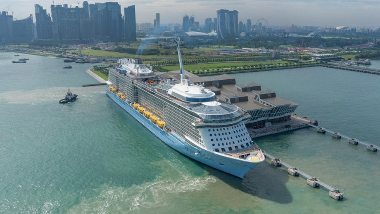 Kapal pesiar milik Royal Caribbean merapat di Pelabuhan Marina Bay Cruise Centre Singapore (MBCCS)