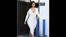 Kim Kardashian tampil sangat seksi saat makan malam bersama sang suami, Kanye west, di Hollywood, Rabu (27/8/14). (Daily Mail)