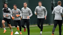 Para pemain Liverpool melakukan pemanasan saat menghadiri sesi pelatihan di kompleks pelatihan Melwood tim di Liverpool, Inggris barat laut, (23/4). Liverpool akan bertanding melawan wakil Italia, AS Roma di stadion Anfield. (AFP Photo/Paul Ellis)