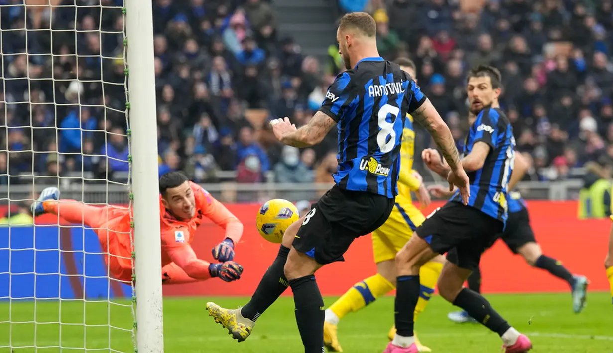 Frattesi berhasil mengubah skor menjadi 2-1 di menit ke-90+3 lewat golnya usai manfaatkan kemelut. Pertandingan berjalan panjang dan Verona mendapatkan penalti di menit ke-90+12 tapi Thomas Henry gaggal eksekusi. (AP Photo/Antonio Calanni)