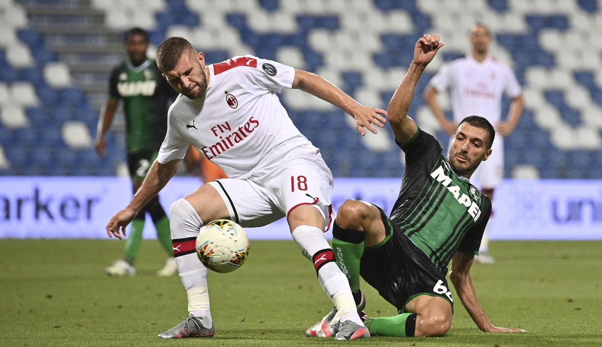 Penyerang AC Milan, Ante Rebic, berebut bola dengan gelandang Sassuolo, Mehdi Bourabia, pada laga lanjutan Serie A pekan ke-35 di Mapei Stadium, Rabu (22/7/2020) dini hari WIB. AC Milan menang 2-1 atas Sassuolo. (Massimo Paolone/LaPresse via AP)