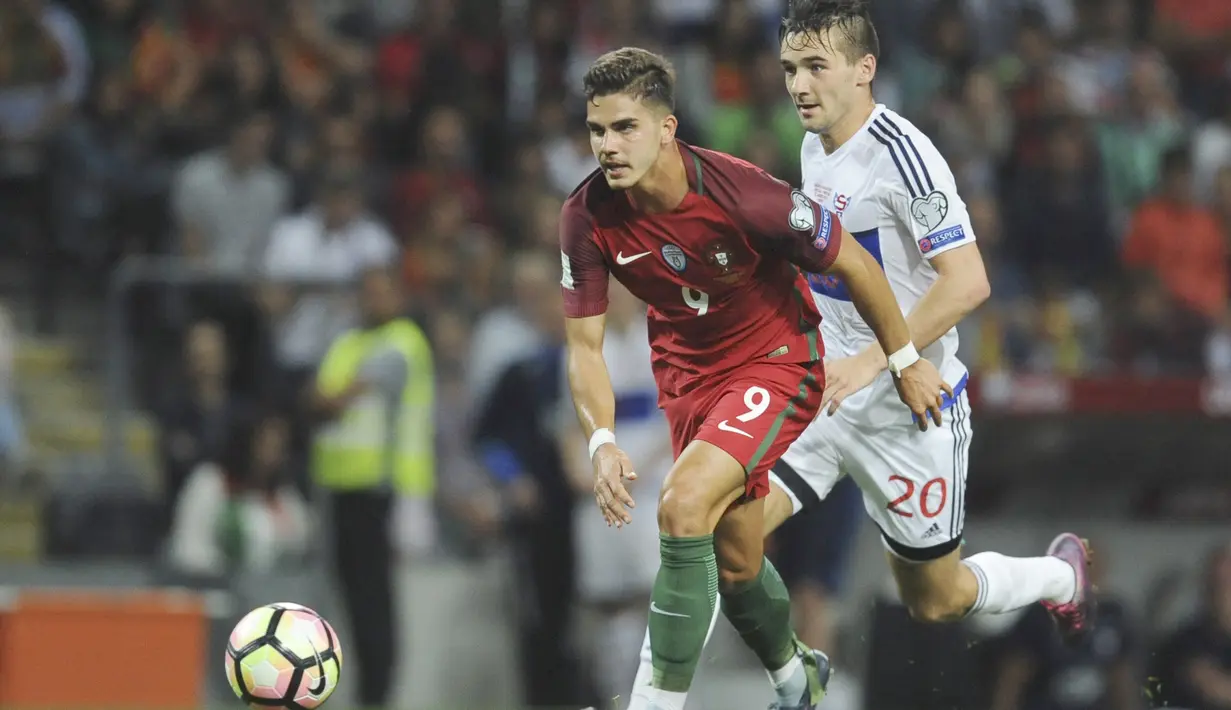 Pemain Portugal, Andre Silva (depan) menempati peringktat kelima dengan total enam gol selama kualifikasi Piala Dunia 2018. (AP/Paulo Duarte)