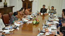 Presiden Joko Widodo (kiri menghadap lensa) bersama Wapres Jusuf Kalla (kanan) memimpin rapat terbatas kabinet di Istana Bogor, Senin (16/2/2015). Terlihat sejumlah menteri menyimak rapat tersebut. (Liputan6.com/Faizal Fanani)